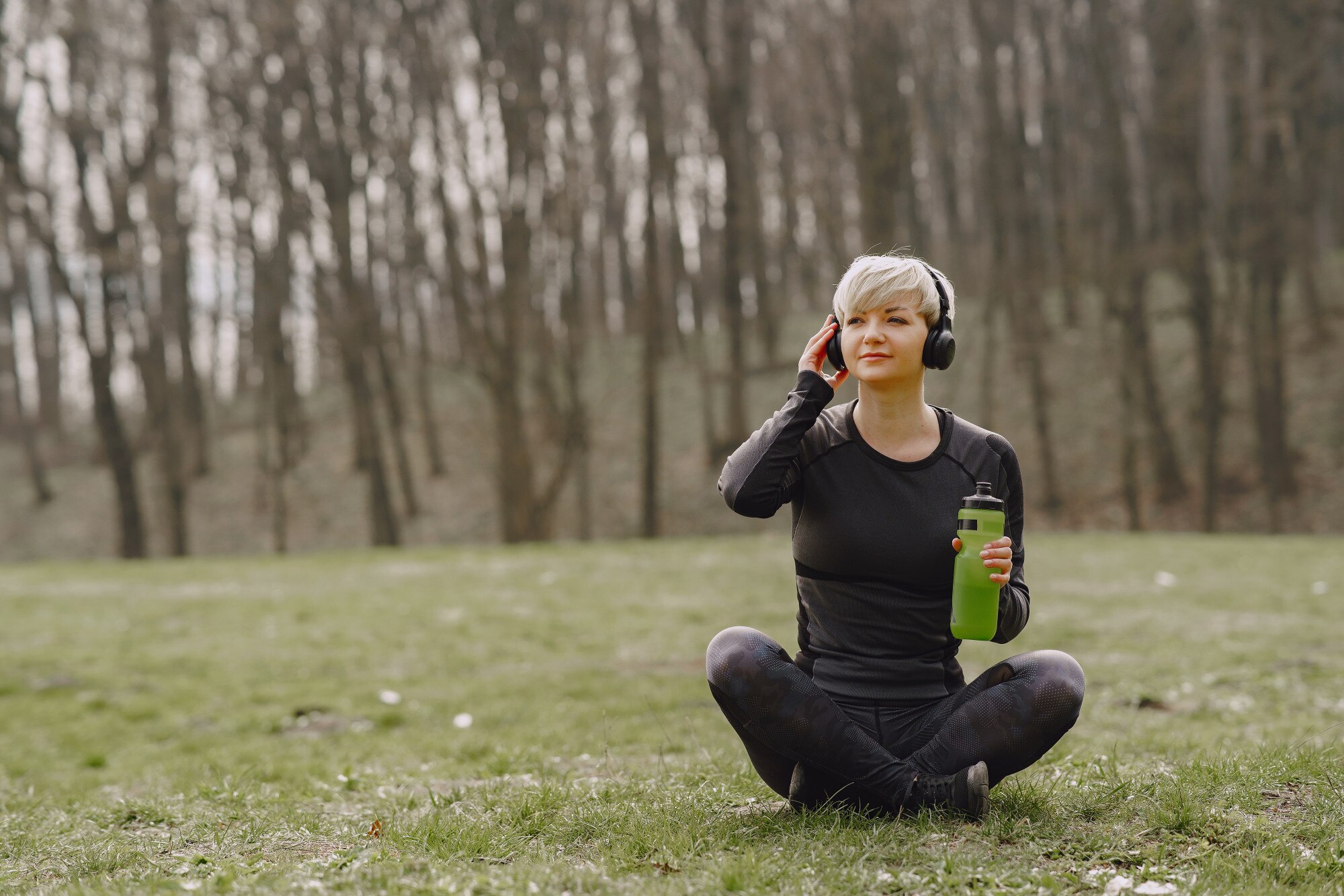 Persoană practicând yoga în aer liber